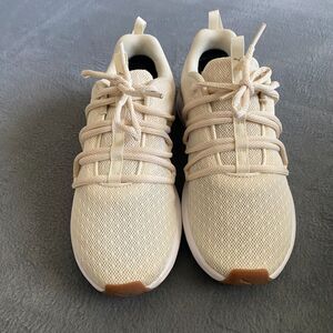 Woman's Puma Shoes Size 7